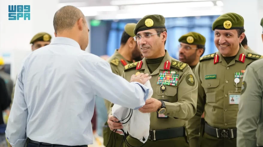 اللواء المربع يقف على الخدمات المقدمة لضيوف الرحمن في منفذ جديدة عرعر