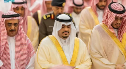 محمد بن عبدالرحمن يؤدي صلاة الميت على الشيخ عبدالله القحطاني