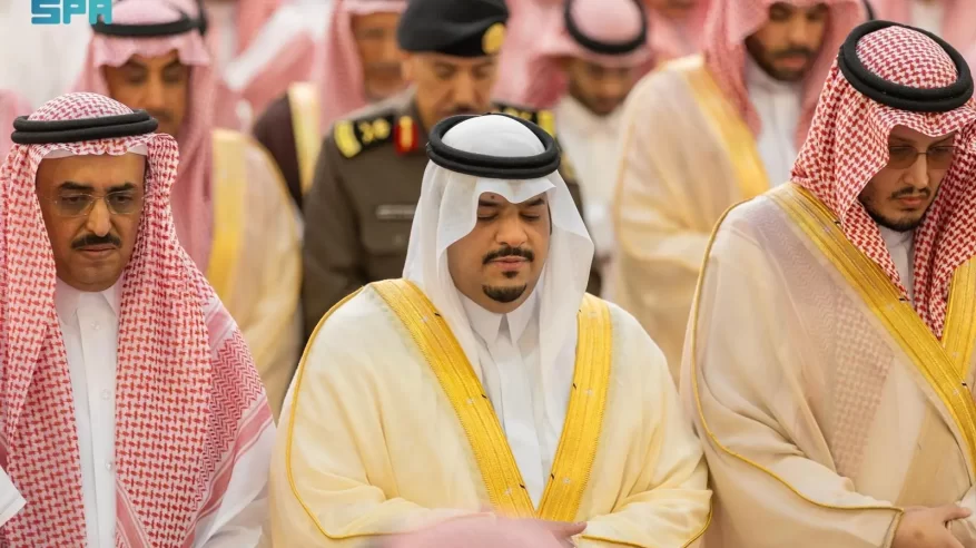 محمد بن عبدالرحمن يؤدي صلاة الميت على الشيخ عبدالله القحطاني