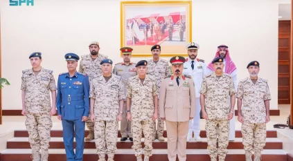أمين التحالف الإسلامي يبحث سبل تعزيز التعاون مع رئيس الأركان البحريني 