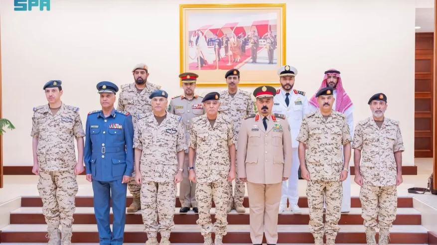 أمين التحالف الإسلامي يبحث سبل تعزيز التعاون مع رئيس الأركان البحريني 