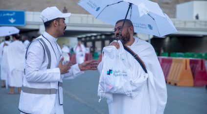 في يوم عرفة.. بنك الرياض يواصل جهوده التطوعية بالمشاعر المقدسة