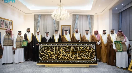 نيابة عن الملك سلمان.. سعود بن مشعل يُسلم كسوة الكعبة المشرفة لسدنة بيت الله الحرام