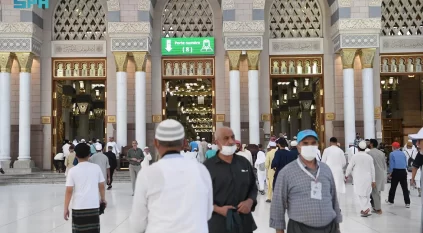 شاشات ذكية تُقدّم خدمات إرشادية للمصلين في المسجد النبوي بـ23 لغة عالمية