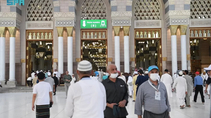شاشات ذكية تُقدّم خدمات إرشادية للمصلين في المسجد النبوي بـ23 لغة عالمية