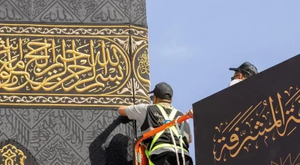 مشهد مهيب.. بدء أعمال مراسم تغيير كسوة الكعبة المشرفة