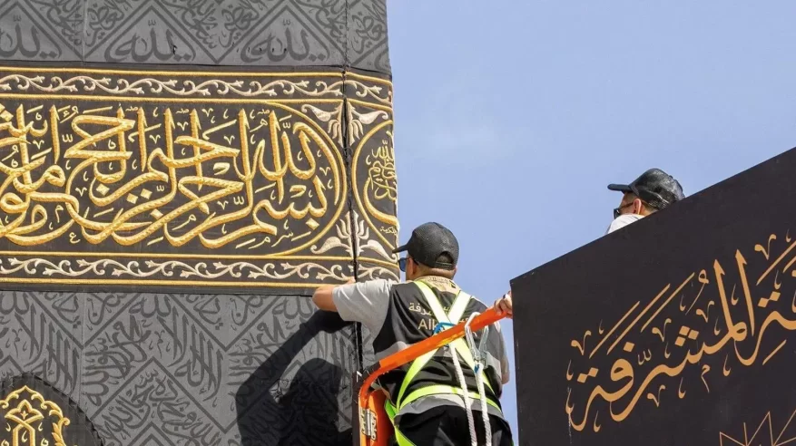 مشهد مهيب.. بدء أعمال مراسم تغيير كسوة الكعبة المشرفة