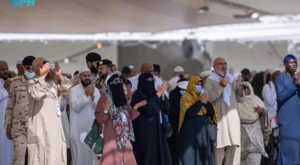 حجاج بيت الله الحرام يرمون الجمرات الثلاث ومنى تودع ضيوفها