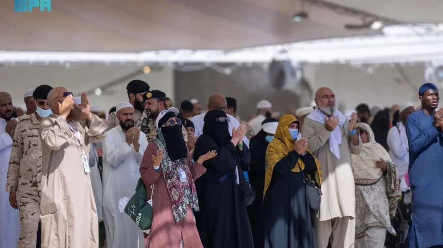 حجاج بيت الله الحرام يرمون الجمرات الثلاث ومنى تودع ضيوفها