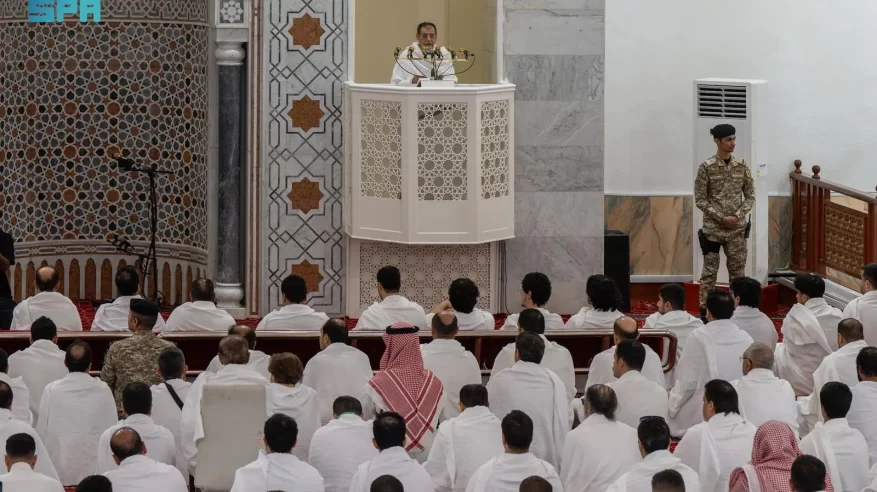 الشيخ بن حميد في خطبة يوم عرفة: من الإيمان صلة الأرحام وبر الوالدين وقول الصدق وطيب اللفظ