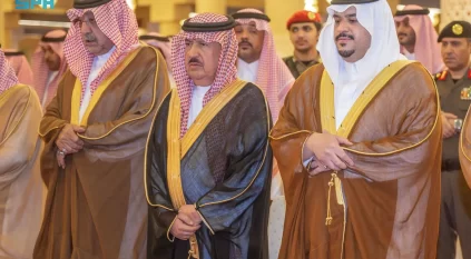 محمد بن عبدالرحمن يؤدي صلاة الميت على فيصل بن تركي