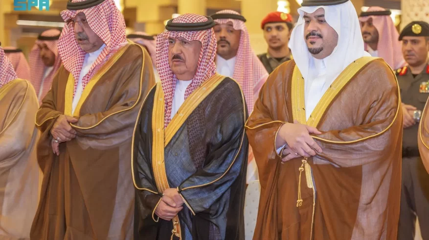 محمد بن عبدالرحمن يؤدي صلاة الميت على فيصل بن تركي