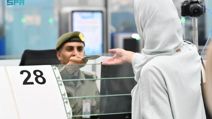 الجوازات تنهي إجراءات مغادرة أولى رحلات ضيوف الرحمن عبر مطار الأمير محمد بن عبدالعزيز