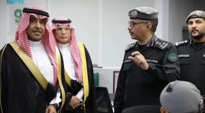 وزير الإعلام يزور مركز العمليات الأمنية الموحدة 911 في مكة المكرمة