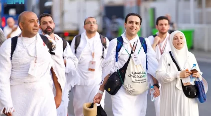 حُجِّاج بيت الله الحرام يتوافدون إلى مشعر منى لقضاء يوم التروية