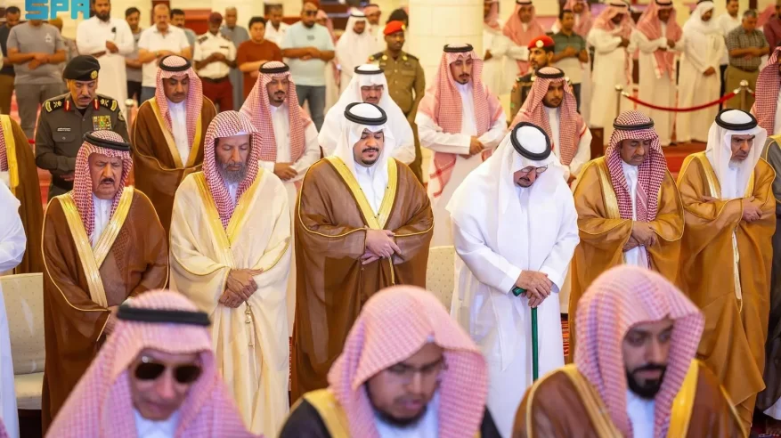محمد بن عبدالرحمن يؤدي صلاة الميت على الأمير مشعل بن عبدالله آل سعود