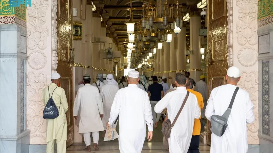 انسيابية حركة الزوار من باب السلام بالمسجد النبوي تبرز تكامل التنظيم والجهود