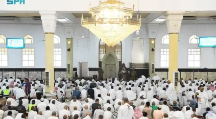 حجاج بيت الله الحرام يؤدون الصلوات في مسجد الخيف وسط أجواء إيمانية وخدمات متكاملة