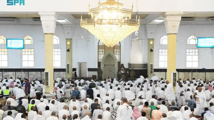 حجاج بيت الله الحرام يؤدون الصلوات في مسجد الخيف وسط أجواء إيمانية وخدمات متكاملة
