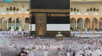 حجاج بيت الله الحرام يؤدون طواف الإفاضة في أجواء إيمانية وخدمات متكاملة