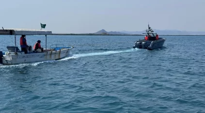 حرس الحدود ينقذ مواطنين تعطلت واسطتهما البحرية في عرض البحر بعسير