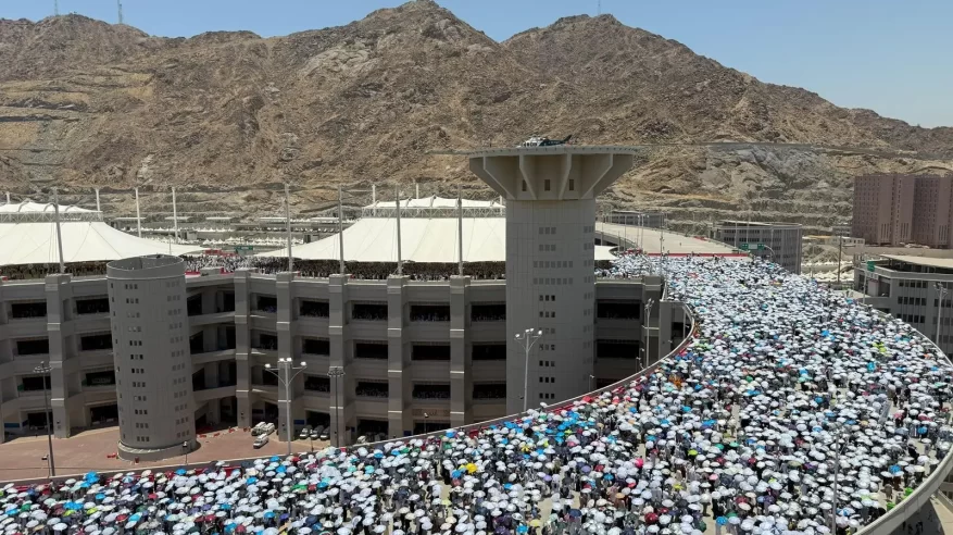 حُجّاج بيت الله الحرام يرمون الجمرات الثلاث في ثاني أيام التشريق
