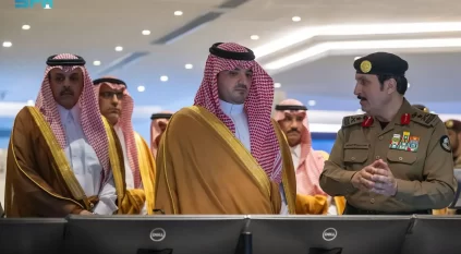 عبدالعزيز بن سعود يتابع سير العمل في مركز عمليات الحج بمقر الأمن العام في مشعر منى