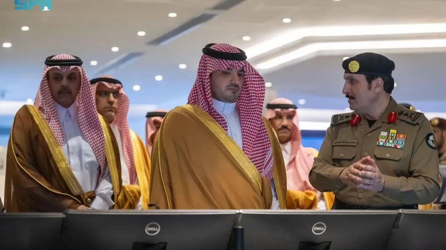 عبدالعزيز بن سعود يتابع سير العمل في مركز عمليات الحج بمقر الأمن العام في مشعر منى