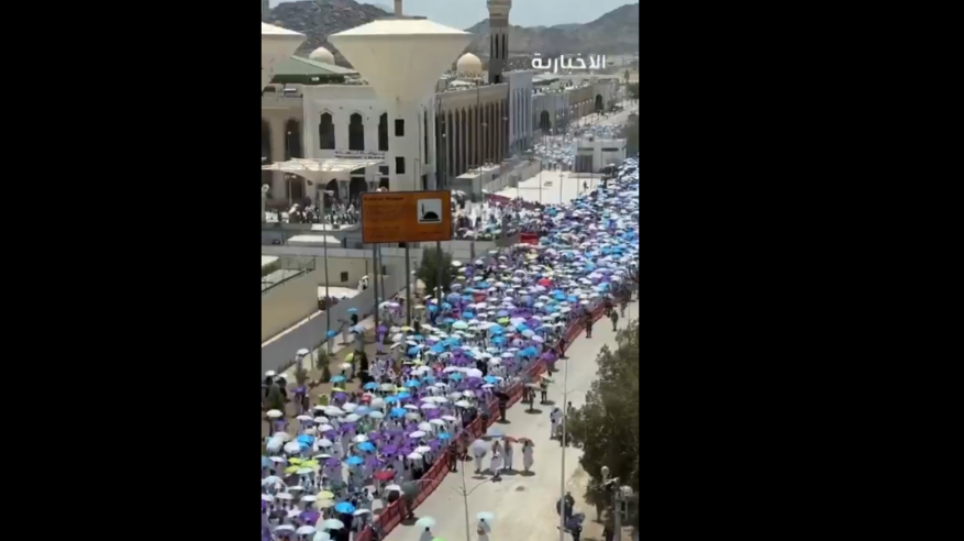 مشاهد مهيبة للحجاج بعد أدائهم صلاتي الظهر والعصر جمعًا وقصرًا في مسجد نمرة