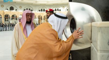 نيابة عن الملك سلمان.. سعود بن مشعل يتشرف بغسل الكعبة المشرفة