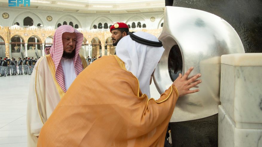 نيابة عن الملك سلمان.. سعود بن مشعل يتشرف بغسل الكعبة المشرفة