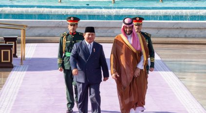 ولي العهد يستقبل الرئيس الإندونيسي في قصر السلام