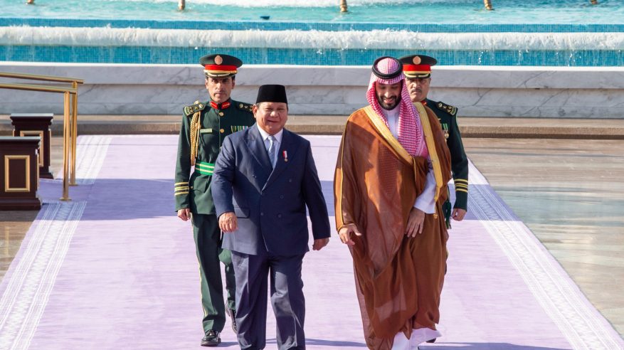 ولي العهد يستقبل الرئيس الإندونيسي في قصر السلام
