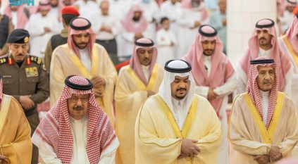 محمد بن عبدالرحمن يؤدي صلاة الميت على الوليد بن خالد بن طلال