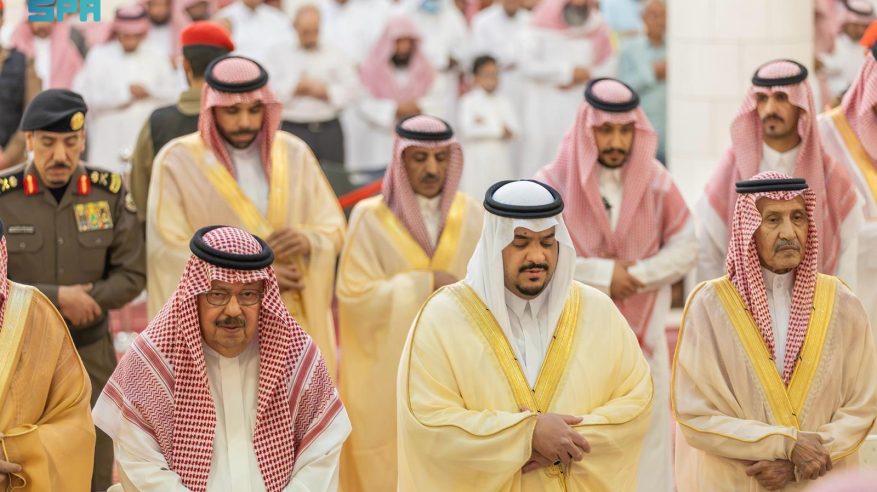 محمد بن عبدالرحمن يؤدي صلاة الميت على الوليد بن خالد بن طلال