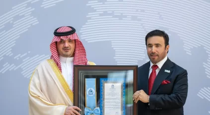 المنظمة الدولية للشرطة الجنائية تمنح عبدالعزيز بن سعود وسام الإنتربول من الطبقة العليا