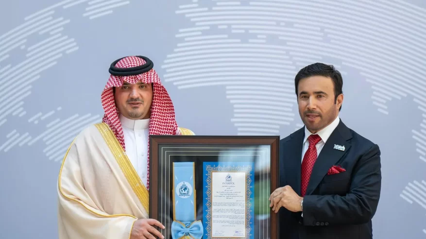 المنظمة الدولية للشرطة الجنائية تمنح عبدالعزيز بن سعود وسام الإنتربول من الطبقة العليا