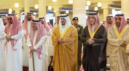 محمد بن عبدالرحمن يؤدي صلاة الميت على الأميرة بزه بنت سعود بن عبدالعزيز آل سعود