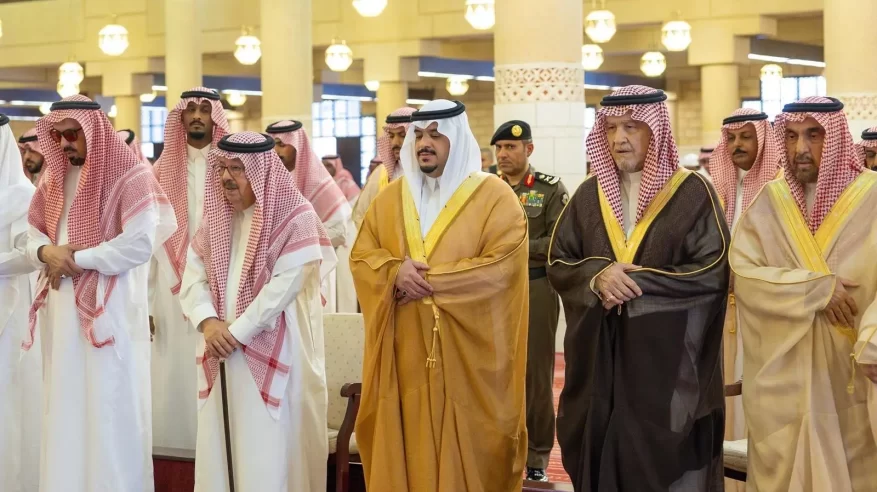 محمد بن عبدالرحمن يؤدي صلاة الميت على الأميرة بزه بنت سعود بن عبدالعزيز آل سعود