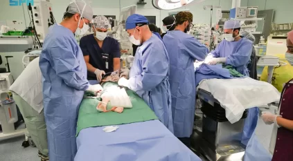 نجاح عملية فصل التوأم الملتصق السوري سيلين وإيلين بعد جراحة معقدة لـ 8 ساعات