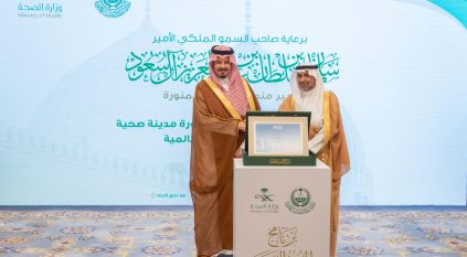 سلمان بن سلطان يتسلم شهادة اعتماد المدينة المنورة مدينة صحية للمرة الثانية