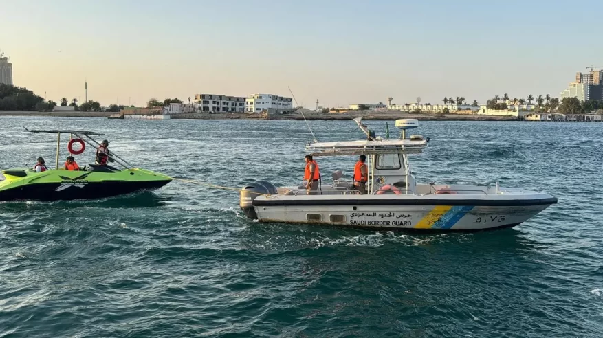 حرس الحدود ينقذ مواطنًا تعطلت واسطته البحرية في عرض البحر