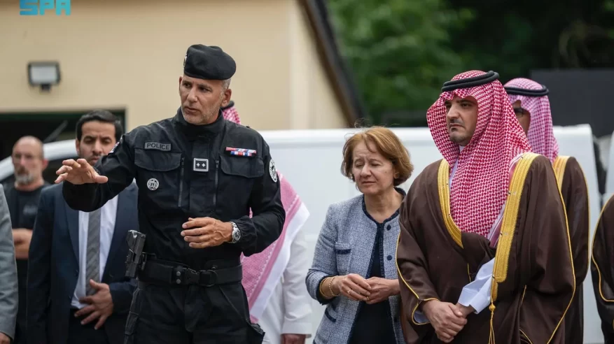 عبدالعزيز بن سعود يزور مركز العمليات الأمنية لشرطة باريس