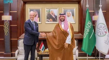 خالد بن سلمان يبحث العلاقات الثنائية ومستجدات الأوضاع مع وزير الدفاع المجري
