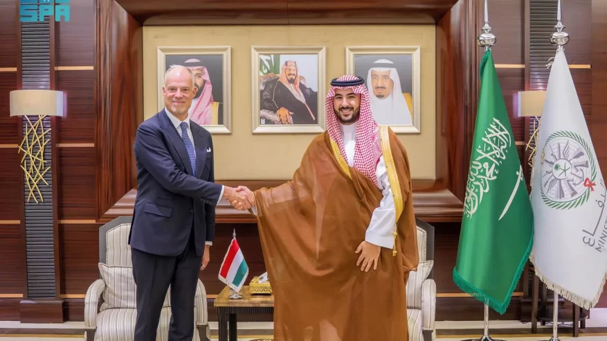 خالد بن سلمان يبحث العلاقات الثنائية ومستجدات الأوضاع مع وزير الدفاع المجري