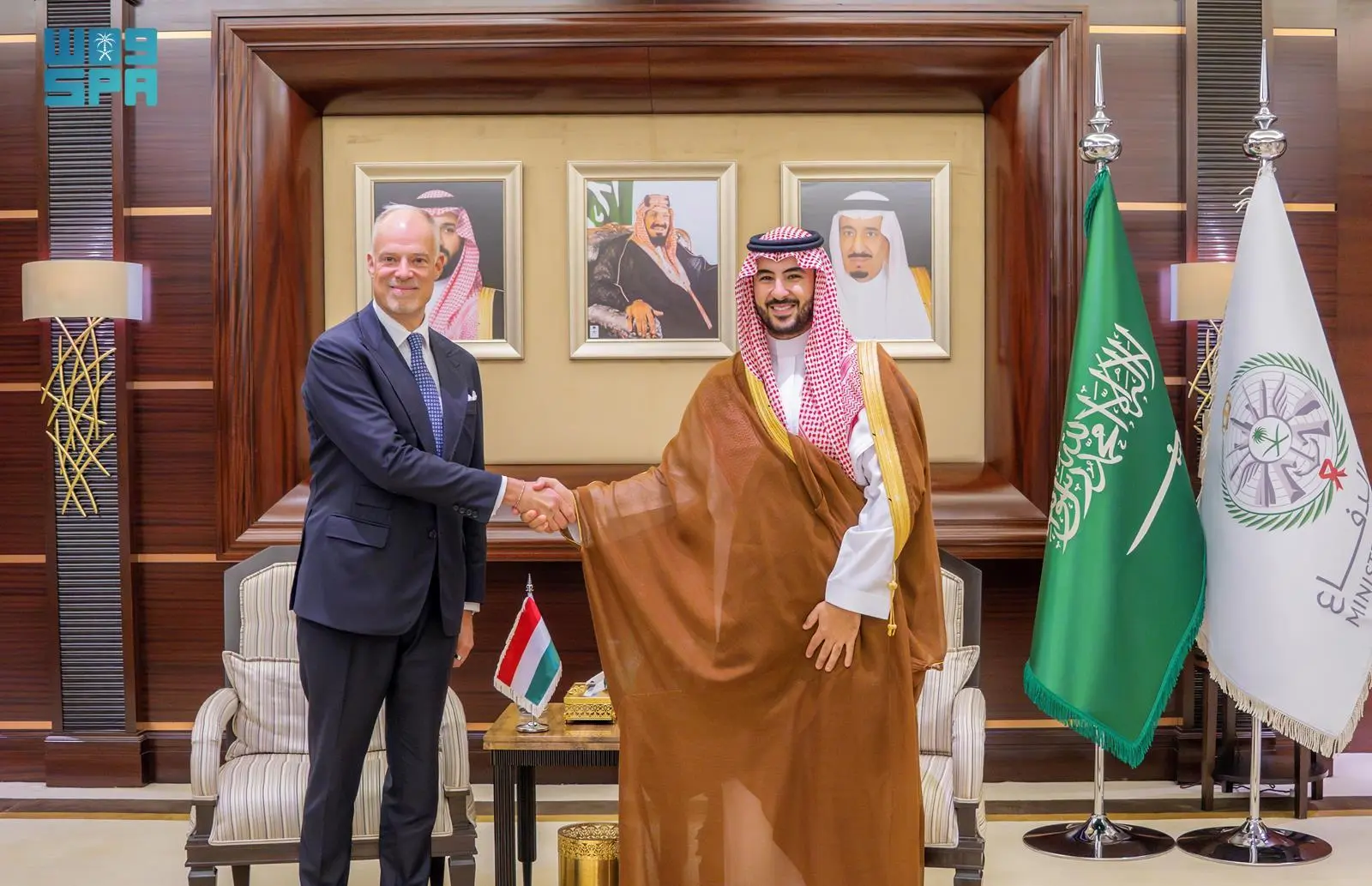 خالد بن سلمان يبحث العلاقات الثنائية ومستجدات الأوضاع مع وزير الدفاع المجري 