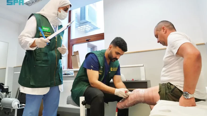 سلمان للإغاثة يدشن المشروع الطبي لتركيب الأطراف الصناعية للاجئين الأوكرانيين في بولندا