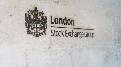 البورصة البريطانية تغلق على انخفاض