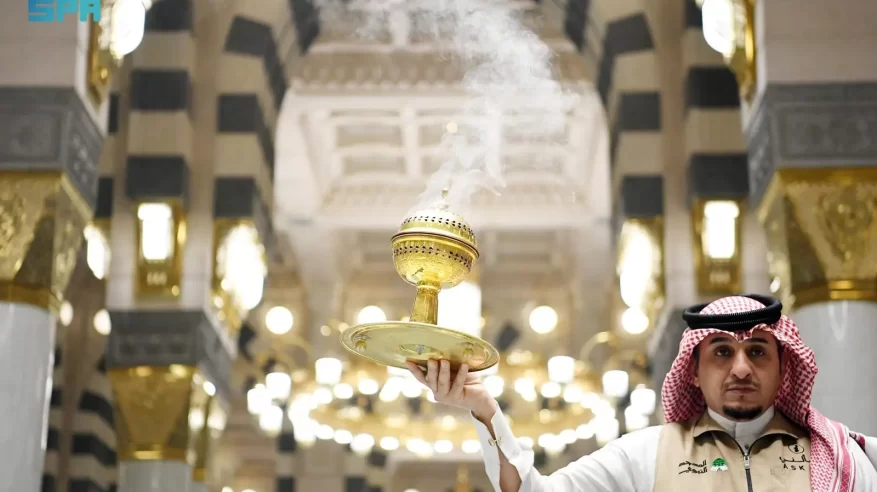 المطيّبون ينشرون أزكى روائح العود والطيب في أرجاء المسجد النبوي