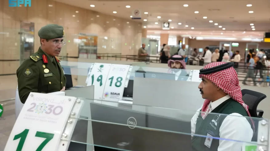 اللواء المربع يتفقد سير العمل في صالات الجوازات في مطار الملك فهد